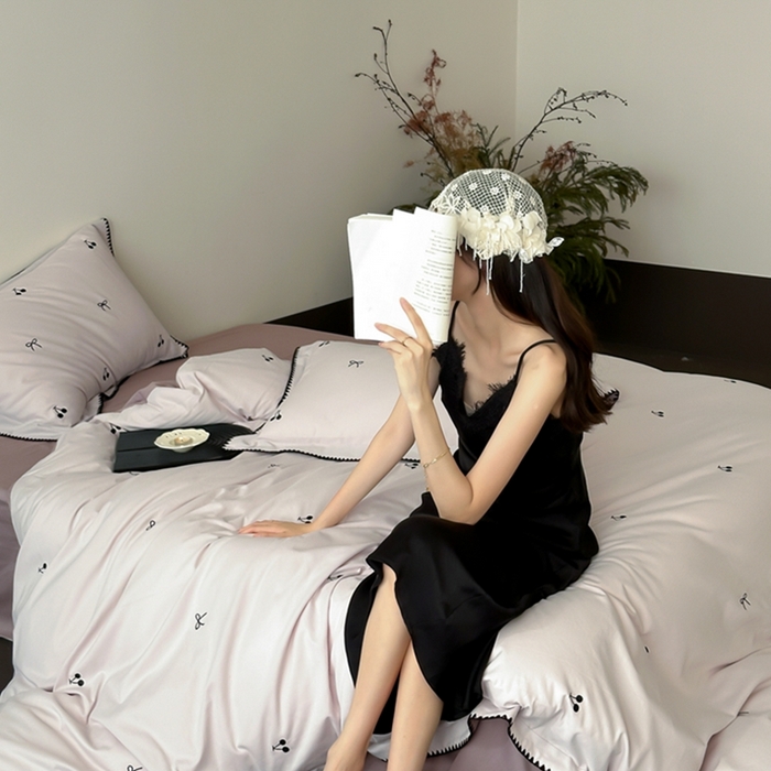 91家纺网 家纺一手货源 找家纺 时亿家居 2025新款亲肤舒适黑樱梦境磨毛款四件套 磨毛紫色