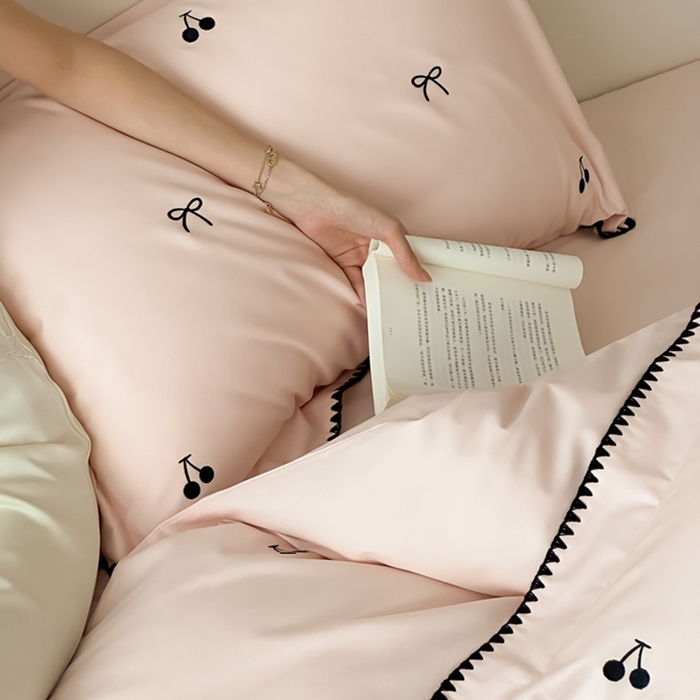 91家纺网 家纺一手货源 找家纺 时亿家居 2025新款亲肤舒适黑樱梦境磨毛款四件套 磨毛粉