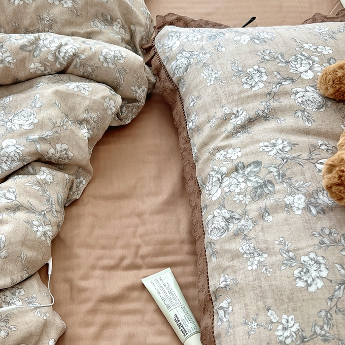 91家纺网 家纺一手货源 找家纺 荣轩2025新款全棉双层纱镂空花边工艺款四件套（铺床版）剪秋