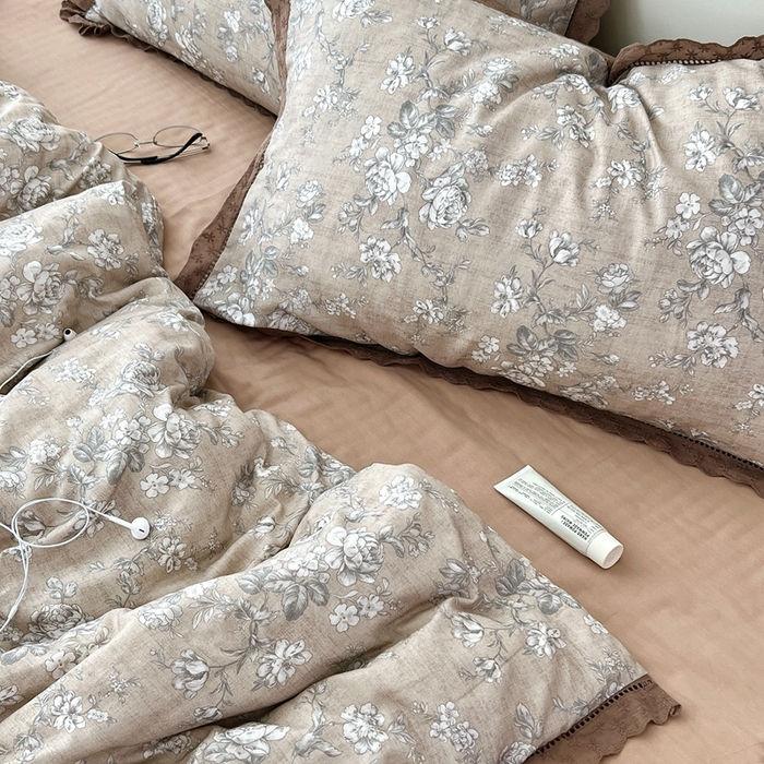 91家纺网 家纺一手货源 找家纺 荣轩2025新款全棉双层纱镂空花边工艺款四件套（铺床版）剪秋