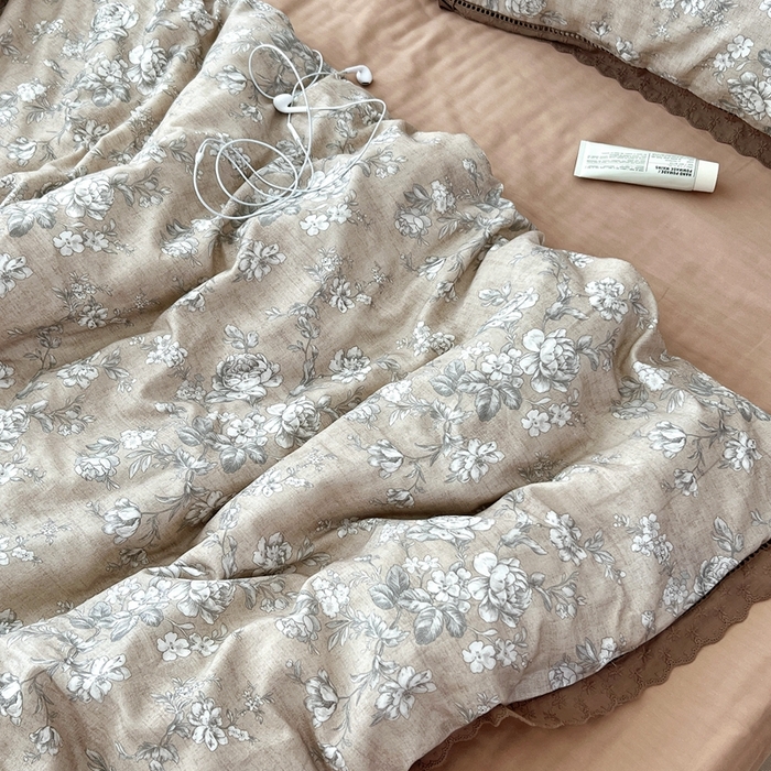 91家纺网 家纺一手货源 找家纺 荣轩2025新款全棉双层纱镂空花边工艺款四件套（铺床版）剪秋