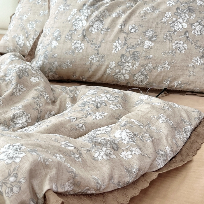 91家纺网 家纺一手货源 找家纺 荣轩2025新款全棉双层纱镂空花边工艺款四件套（铺床版）剪秋