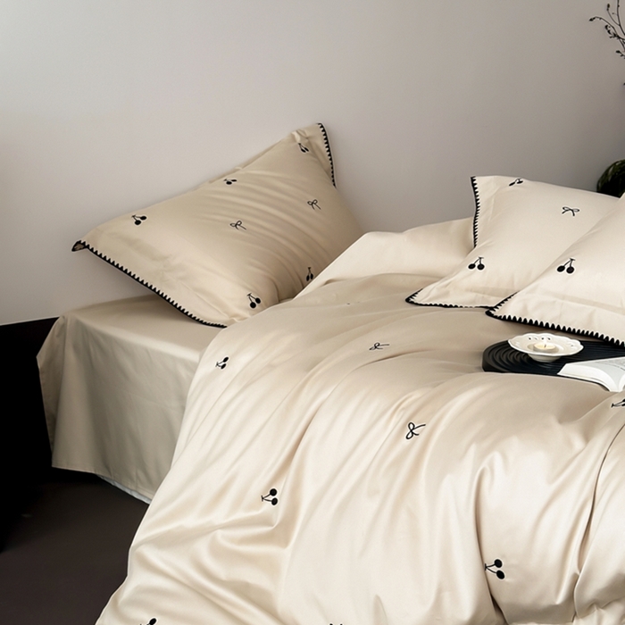 91家纺网 家纺一手货源 找家纺 时亿家居 2025新款亲肤舒适黑樱梦境磨毛款四件套 磨毛香槟