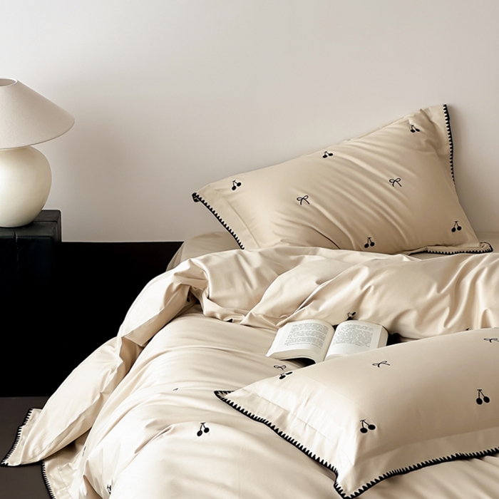 91家纺网 家纺一手货源 找家纺 时亿家居 2025新款亲肤舒适黑樱梦境磨毛款四件套 磨毛香槟