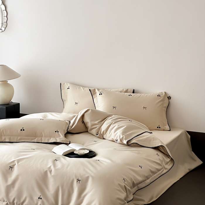 91家纺网 家纺一手货源 找家纺 时亿家居 2025新款亲肤舒适黑樱梦境磨毛款四件套 磨毛香槟