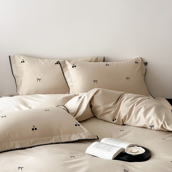 91家纺网 家纺一手货源 找家纺 时亿家居 2025新款亲肤舒适黑樱梦境磨毛款四件套 磨毛香槟