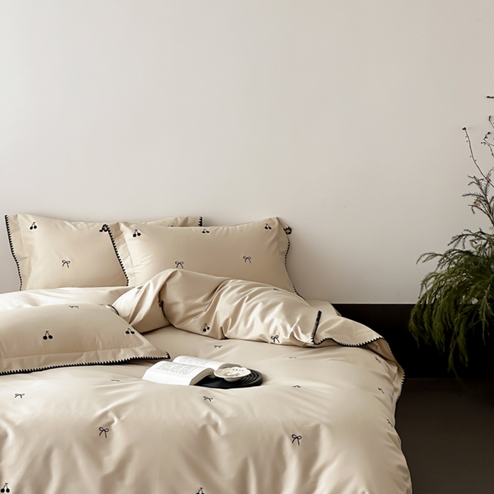 91家纺网 家纺一手货源 找家纺 时亿家居 2025新款亲肤舒适黑樱梦境磨毛款四件套 磨毛香槟