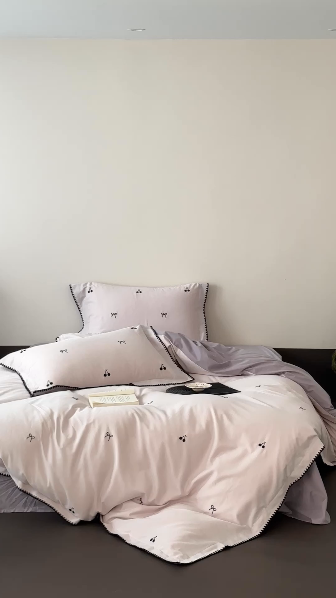 91家纺网 家纺一手货源 找家纺 时亿家居 2025新款亲肤舒适黑樱梦境磨毛款四件套 磨毛紫色