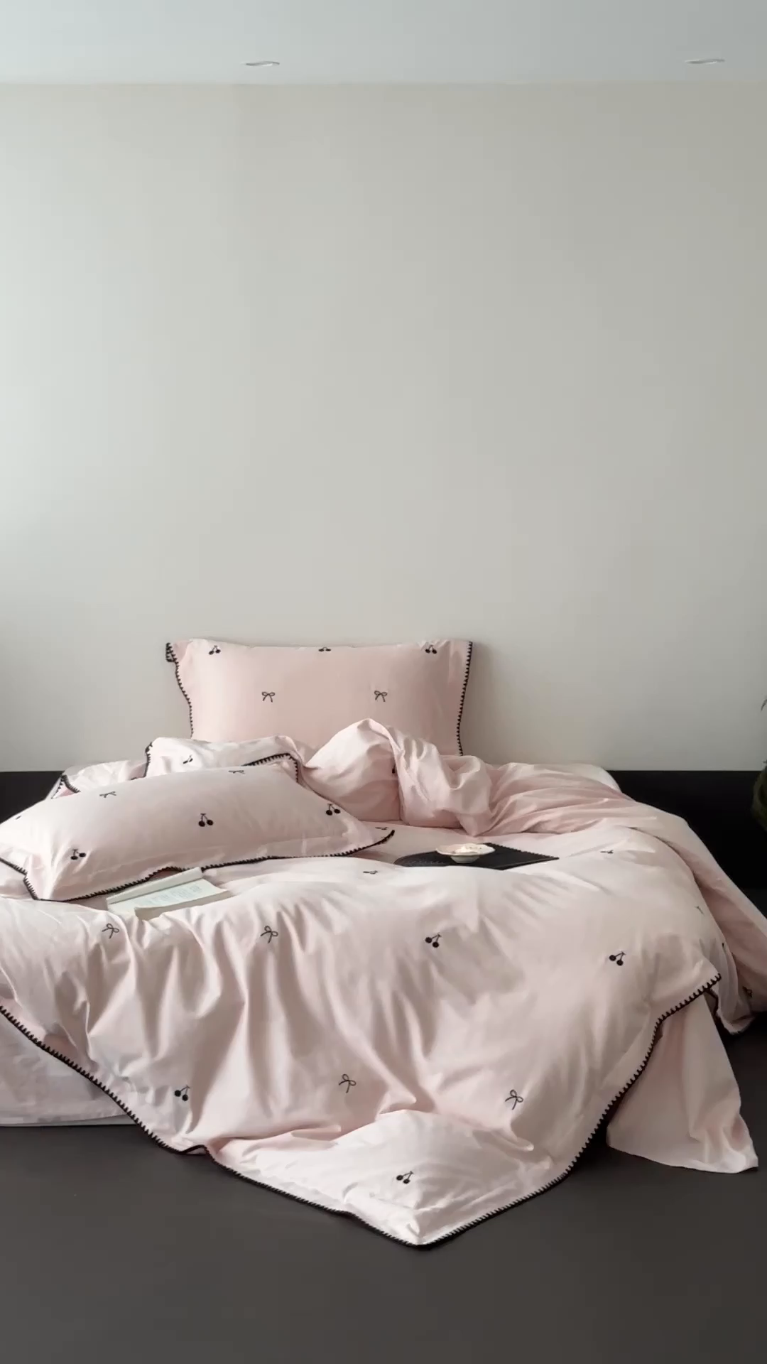 91家纺网 家纺一手货源 找家纺 时亿家居 2025新款亲肤舒适黑樱梦境磨毛款四件套 磨毛粉