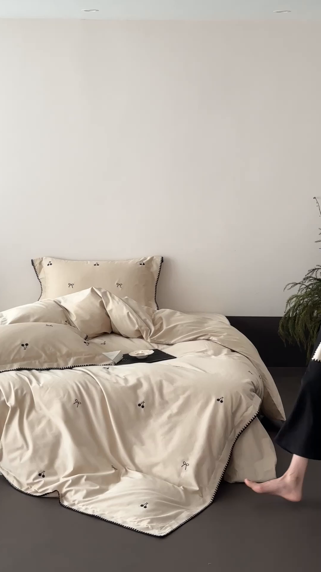 91家纺网 家纺一手货源 找家纺 时亿家居 2025新款亲肤舒适黑樱梦境磨毛款四件套 磨毛香槟