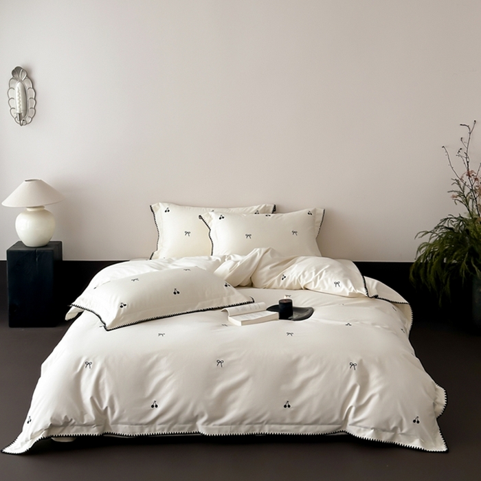 时亿家居 2025新款亲肤舒适黑樱梦境磨毛款四件套 磨毛白