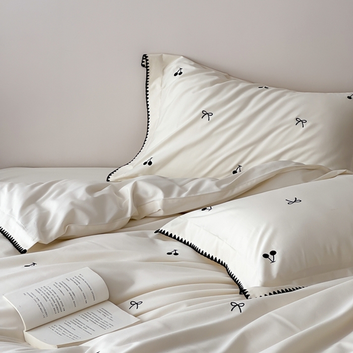 91家纺网 家纺一手货源 找家纺 时亿家居 2025新款亲肤舒适黑樱梦境磨毛款四件套 磨毛白