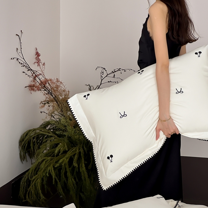 91家纺网 家纺一手货源 找家纺 时亿家居 2025新款亲肤舒适黑樱梦境磨毛款四件套 磨毛白