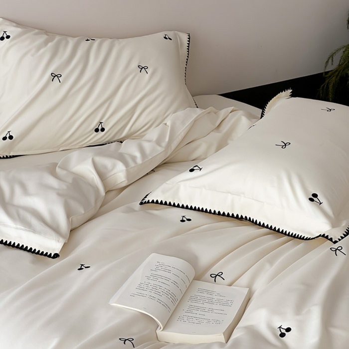 91家纺网 家纺一手货源 找家纺 时亿家居 2025新款亲肤舒适黑樱梦境磨毛款四件套 磨毛白