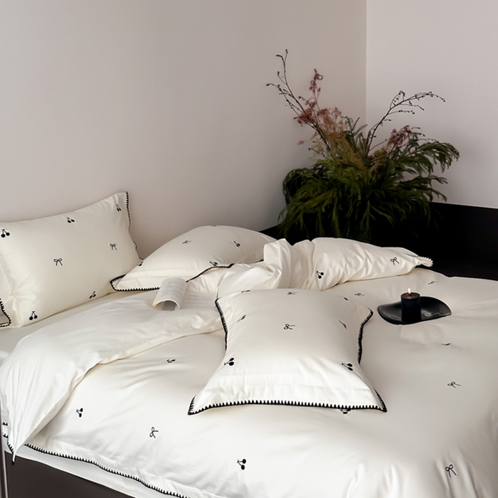 91家纺网 家纺一手货源 找家纺 时亿家居 2025新款亲肤舒适黑樱梦境磨毛款四件套 磨毛白