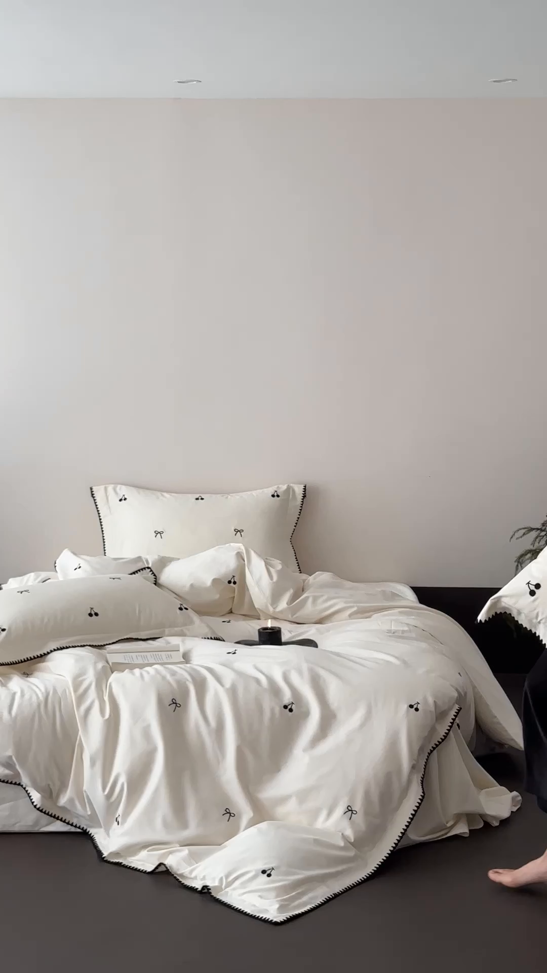 91家纺网 家纺一手货源 找家纺 时亿家居 2025新款亲肤舒适黑樱梦境磨毛款四件套 磨毛白