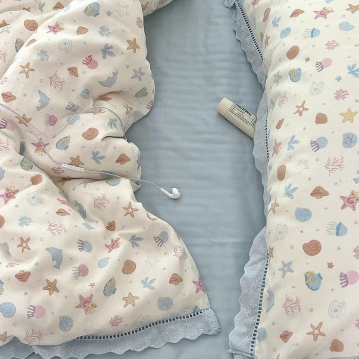 91家纺网 家纺一手货源 找家纺 荣轩2025新款全棉双层纱镂空花边工艺款四件套（铺床版）星星水母