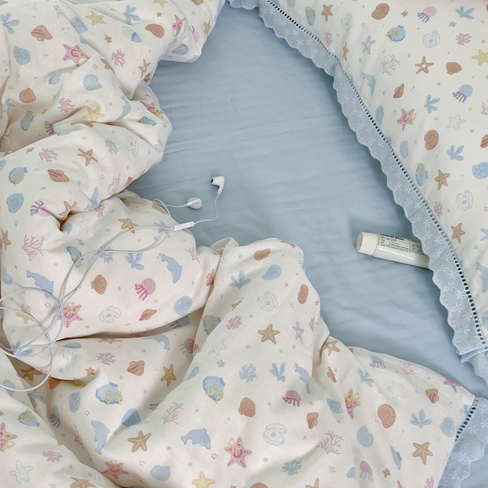 91家纺网 家纺一手货源 找家纺 荣轩2025新款全棉双层纱镂空花边工艺款四件套（铺床版）星星水母