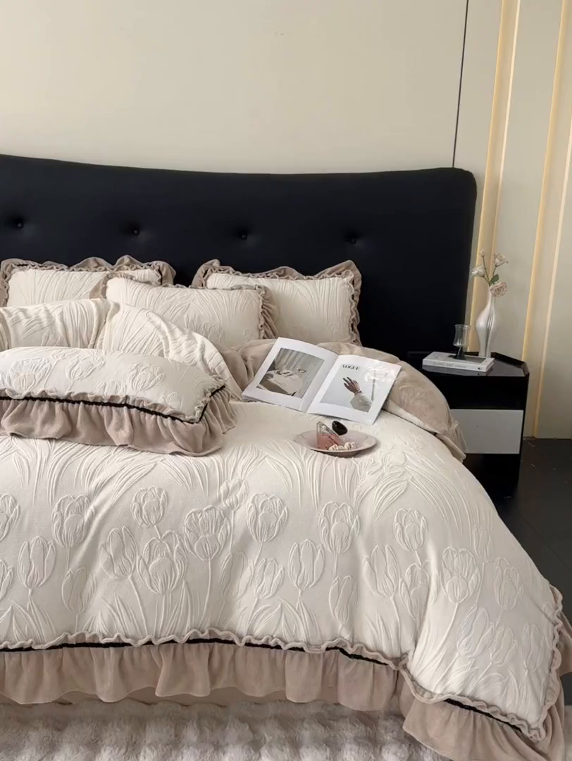 91家纺网 家纺一手货源 找家纺 （总）绘萱家居 2025新款新品爆款高密消光织带花边款雕花牛奶绒四件套