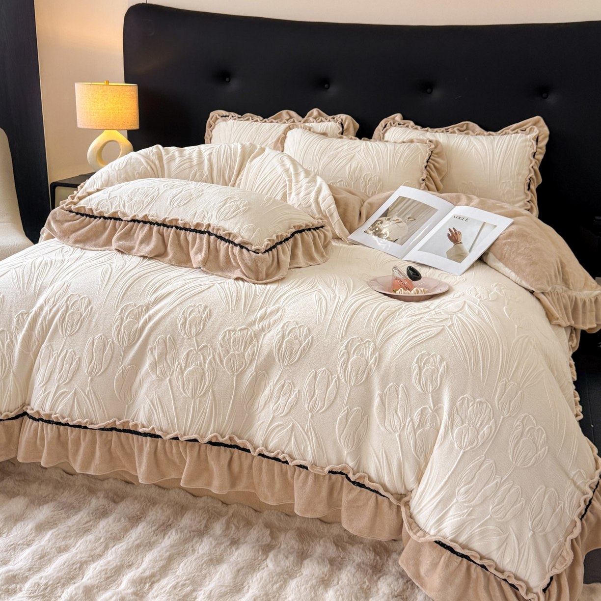 91家纺网 家纺一手货源 找家纺 （总）绘萱家居 2025新款新品爆款高密消光织带花边款雕花牛奶绒四件套