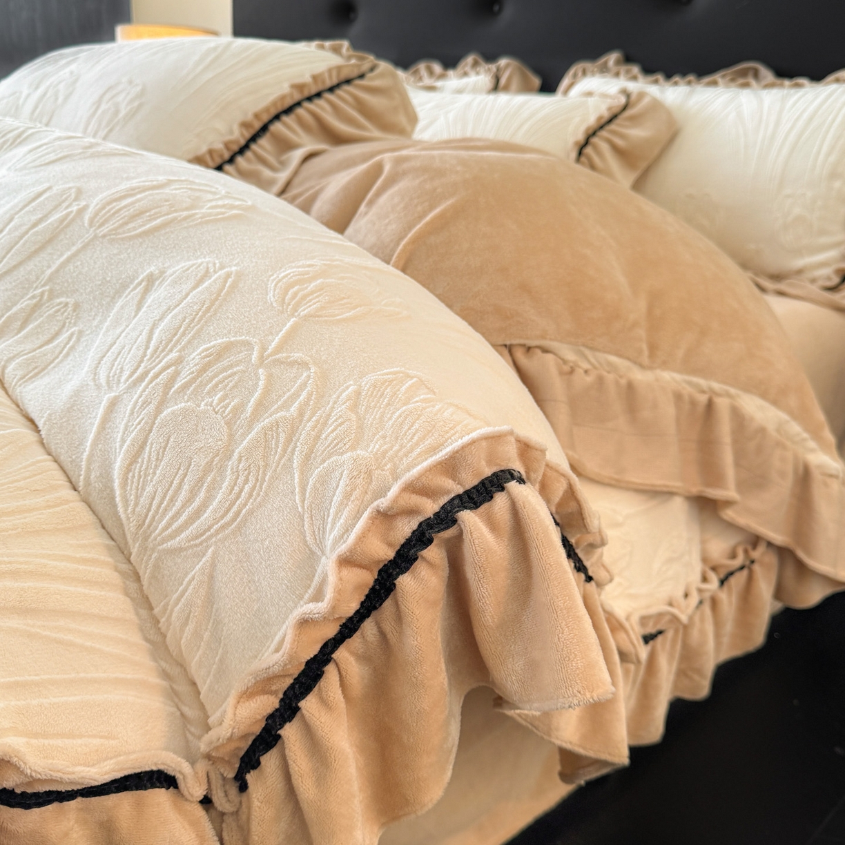 91家纺网 家纺一手货源 找家纺 （总）绘萱家居 2025新款新品爆款高密消光织带花边款雕花牛奶绒四件套