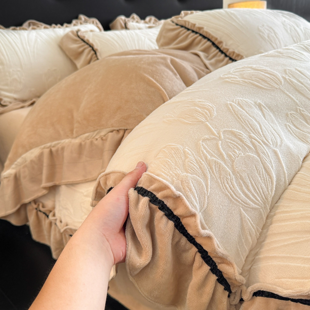 91家纺网 家纺一手货源 找家纺 （总）绘萱家居 2025新款新品爆款高密消光织带花边款雕花牛奶绒四件套