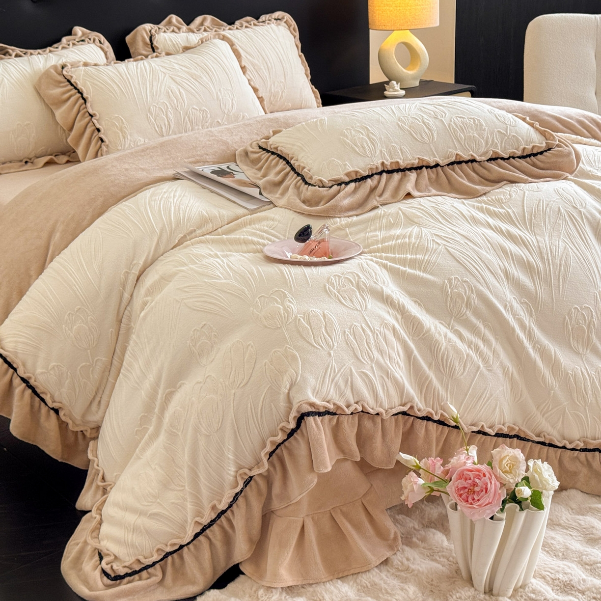 91家纺网 家纺一手货源 找家纺 （总）绘萱家居 2025新款新品爆款高密消光织带花边款雕花牛奶绒四件套