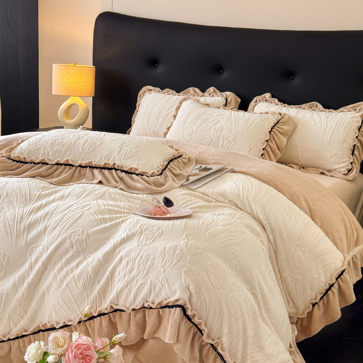 91家纺网 家纺一手货源 找家纺 （总）绘萱家居 2025新款新品爆款高密消光织带花边款雕花牛奶绒四件套