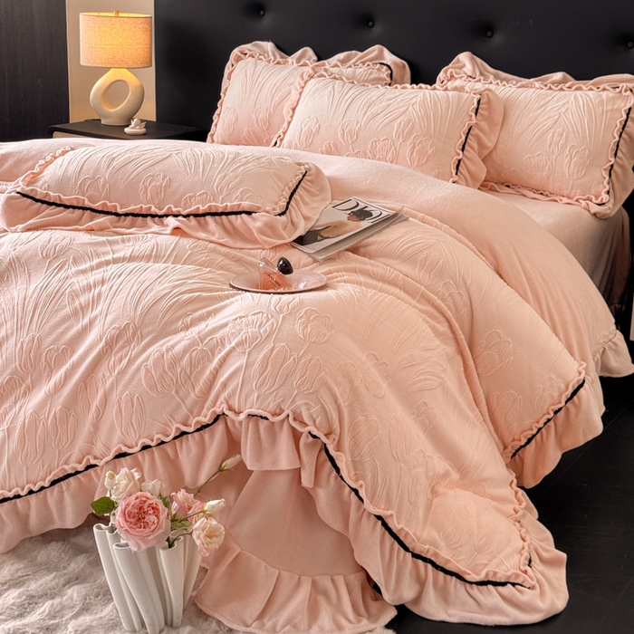 91家纺网 家纺一手货源 找家纺 （总）绘萱家居 2025新款新品爆款高密消光织带花边款雕花牛奶绒四件套