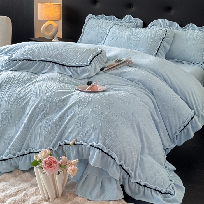 91家纺网 家纺一手货源 找家纺 （总）绘萱家居 2025新款新品爆款高密消光织带花边款雕花牛奶绒四件套