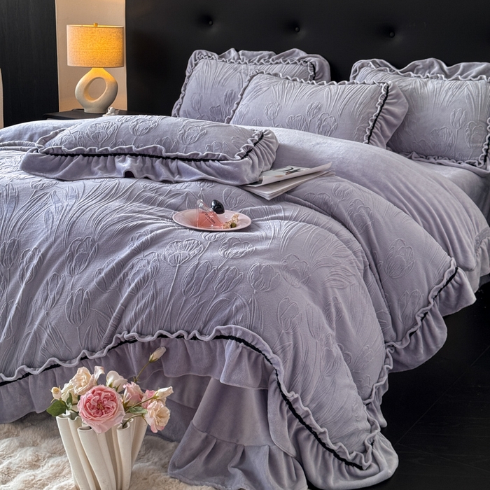 91家纺网 家纺一手货源 找家纺 （总）绘萱家居 2025新款新品爆款高密消光织带花边款雕花牛奶绒四件套