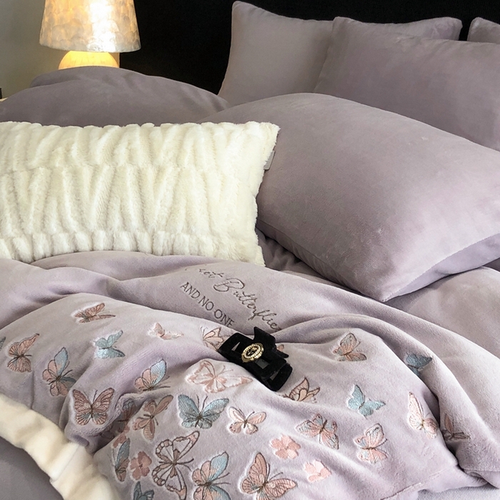 91家纺网 家纺一手货源 找家纺 （总）新印象 2025秋冬新款宽边高克重牛奶绒绣花款四件套