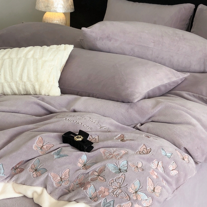 91家纺网 家纺一手货源 找家纺 （总）新印象 2025秋冬新款宽边高克重牛奶绒绣花款四件套