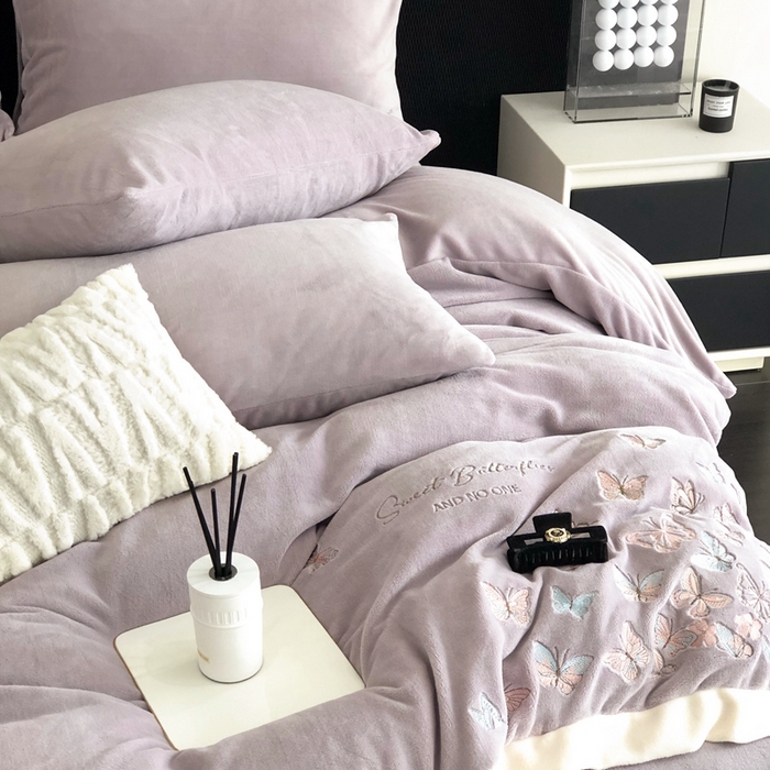 91家纺网 家纺一手货源 找家纺 （总）新印象 2025秋冬新款宽边高克重牛奶绒绣花款四件套