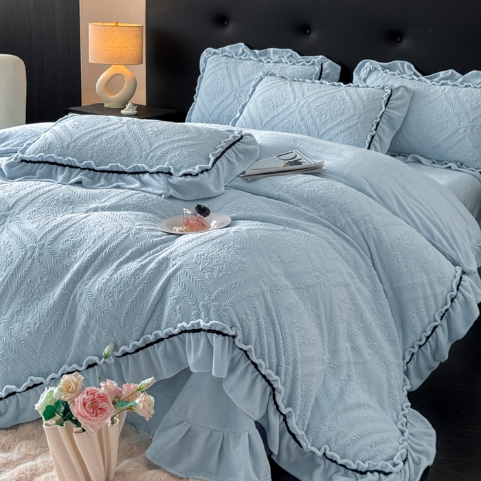 91家纺网 家纺一手货源 找家纺 （总）绘萱家居 2025新款新品爆款高密消光织带花边款雕花牛奶绒四件套