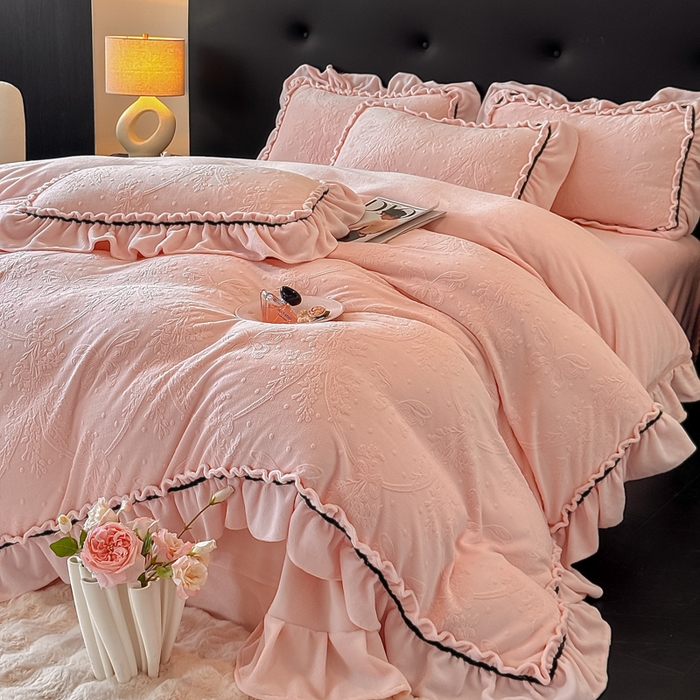 91家纺网 家纺一手货源 找家纺 （总）绘萱家居 2025新款新品爆款高密消光织带花边款雕花牛奶绒四件套