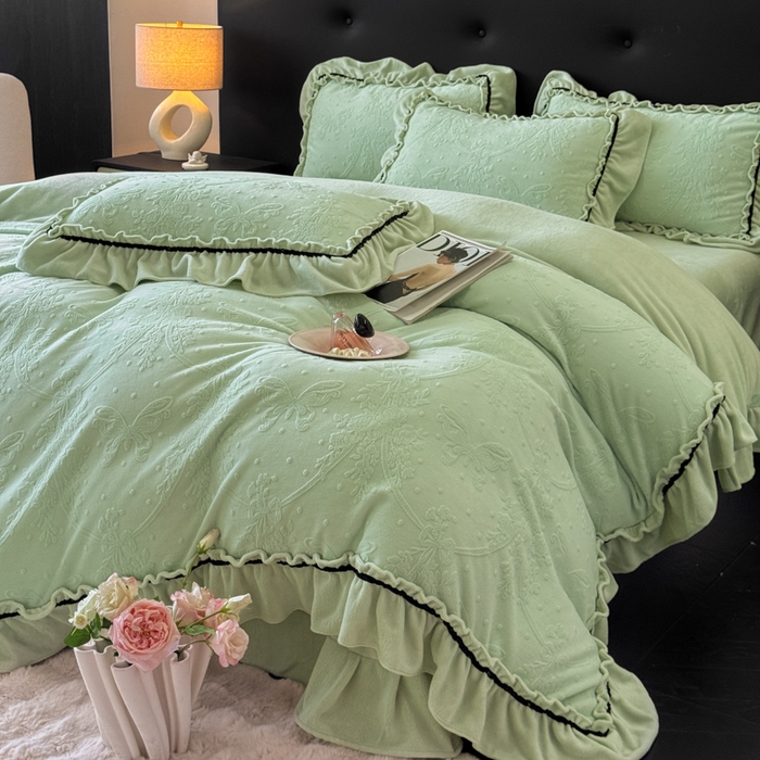 91家纺网 家纺一手货源 找家纺 （总）绘萱家居 2025新款新品爆款高密消光织带花边款雕花牛奶绒四件套