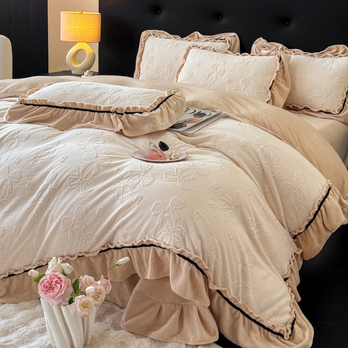 91家纺网 家纺一手货源 找家纺 （总）绘萱家居 2025新款新品爆款高密消光织带花边款雕花牛奶绒四件套