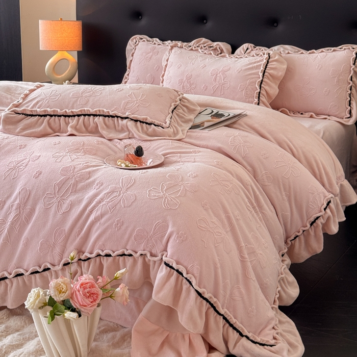 91家纺网 家纺一手货源 找家纺 （总）绘萱家居 2025新款新品爆款高密消光织带花边款雕花牛奶绒四件套