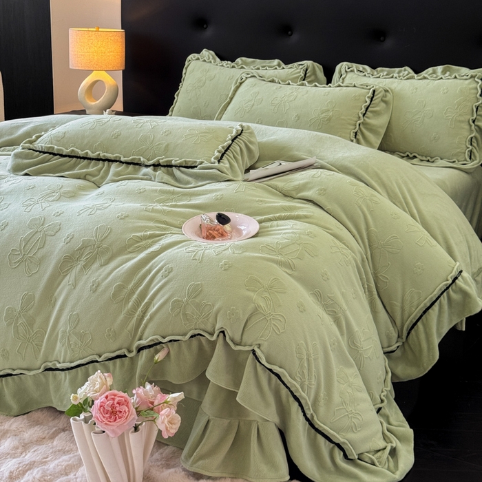 91家纺网 家纺一手货源 找家纺 （总）绘萱家居 2025新款新品爆款高密消光织带花边款雕花牛奶绒四件套