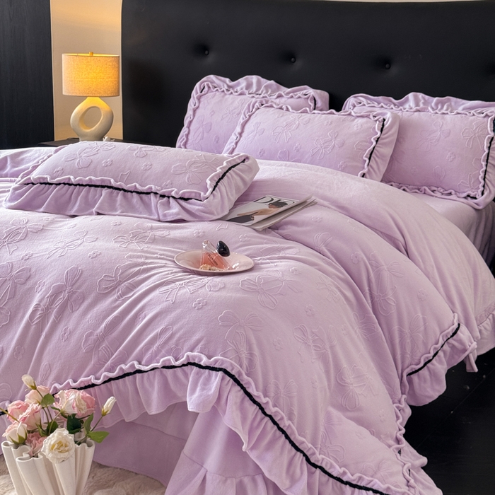 91家纺网 家纺一手货源 找家纺 （总）绘萱家居 2025新款新品爆款高密消光织带花边款雕花牛奶绒四件套