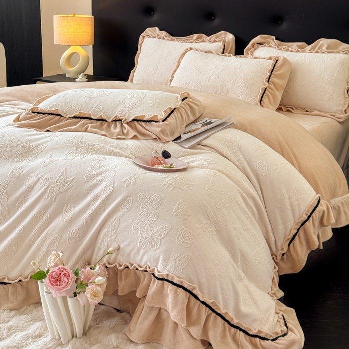 91家纺网 家纺一手货源 找家纺 （总）绘萱家居 2025新款新品爆款高密消光织带花边款雕花牛奶绒四件套