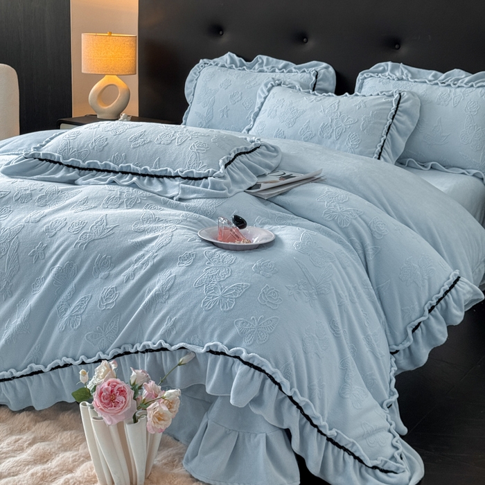 91家纺网 家纺一手货源 找家纺 （总）绘萱家居 2025新款新品爆款高密消光织带花边款雕花牛奶绒四件套