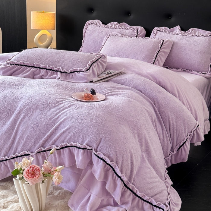 91家纺网 家纺一手货源 找家纺 （总）绘萱家居 2025新款新品爆款高密消光织带花边款雕花牛奶绒四件套