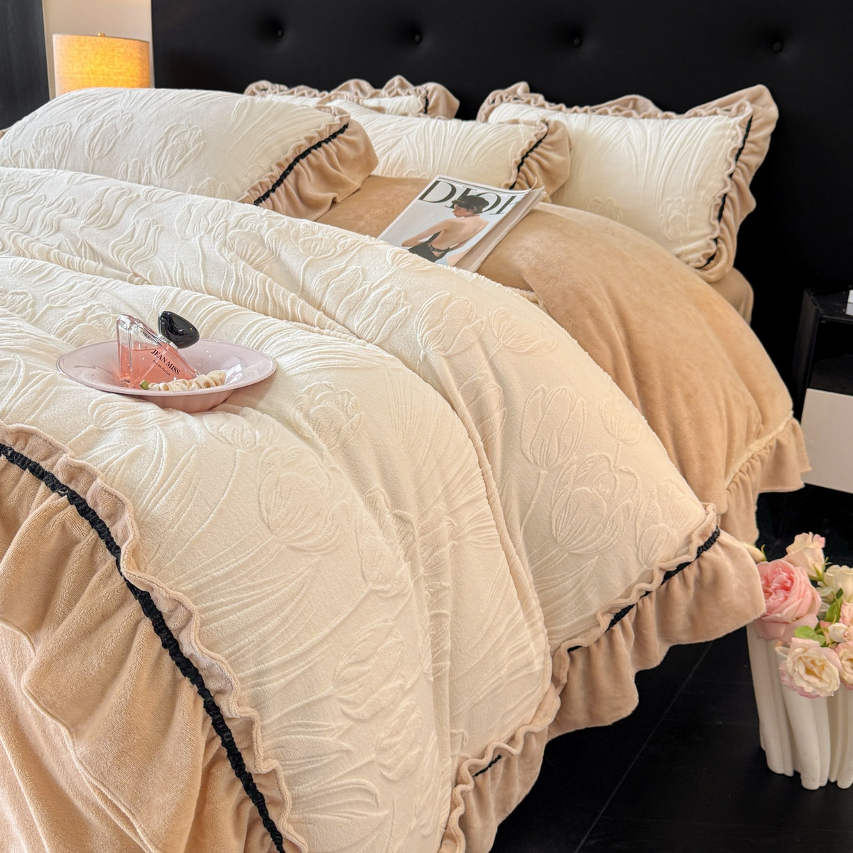 91家纺网 家纺一手货源 找家纺 绘萱家居 2025新款新品爆款高密消光织带花边款雕花牛奶绒四件套 艾薇儿-白卡其