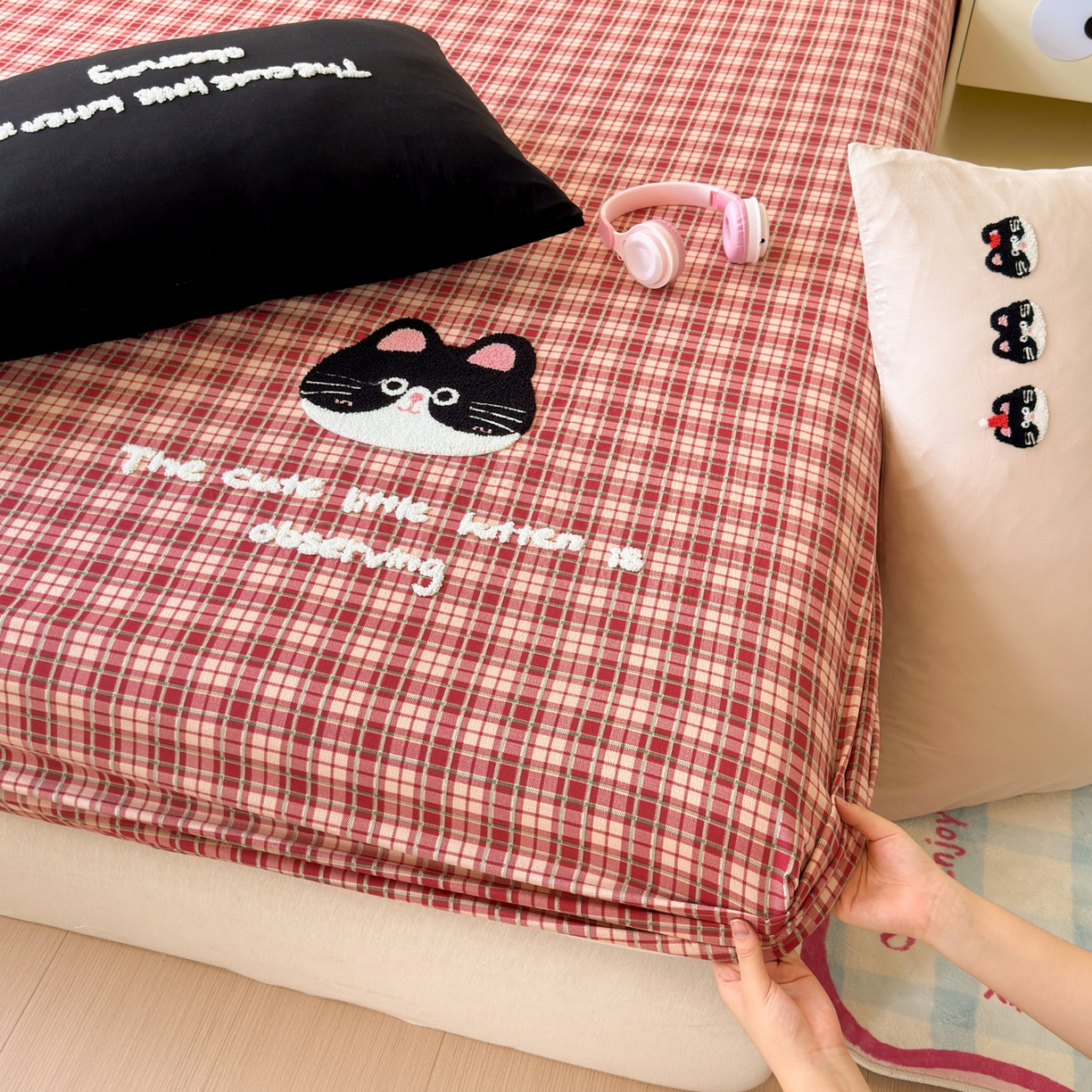 91家纺网 家纺一手货源 找家纺 一霖家纺 2025新款高克重云朵棉毛巾绣床笠 小红书热推 床笠款毛巾绣-大脸猫