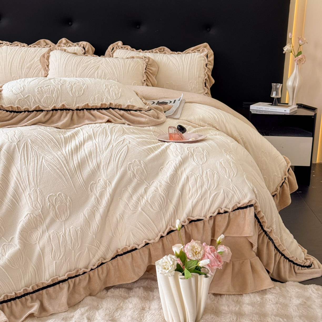 91家纺网 家纺一手货源 找家纺 绘萱家居 2025新款新品爆款高密消光织带花边款雕花牛奶绒四件套 艾薇儿-白卡其