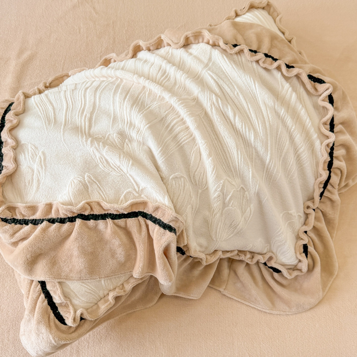 91家纺网 家纺一手货源 找家纺 绘萱家居 2025新款新品爆款高密消光织带花边款雕花牛奶绒四件套 艾薇儿-白卡其