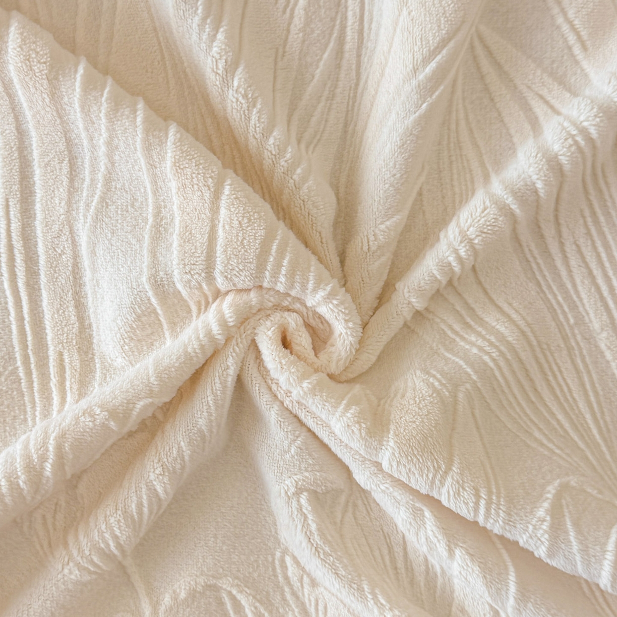 91家纺网 家纺一手货源 找家纺 绘萱家居 2025新款新品爆款高密消光织带花边款雕花牛奶绒四件套 艾薇儿-白卡其