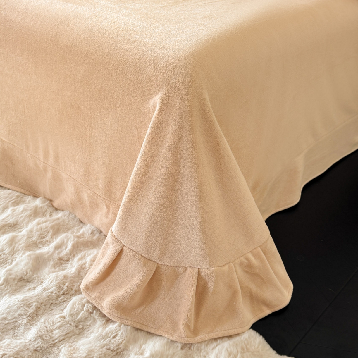 91家纺网 家纺一手货源 找家纺 绘萱家居 2025新款新品爆款高密消光织带花边款雕花牛奶绒四件套 艾薇儿-白卡其